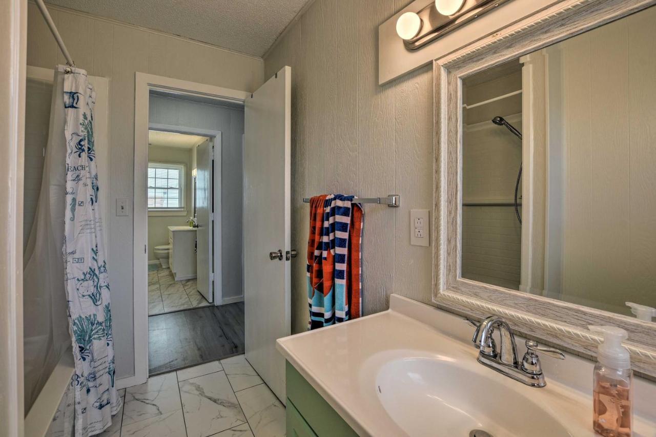 Oak Island Beach Abode With Deck Walk To Shore! Exterior foto