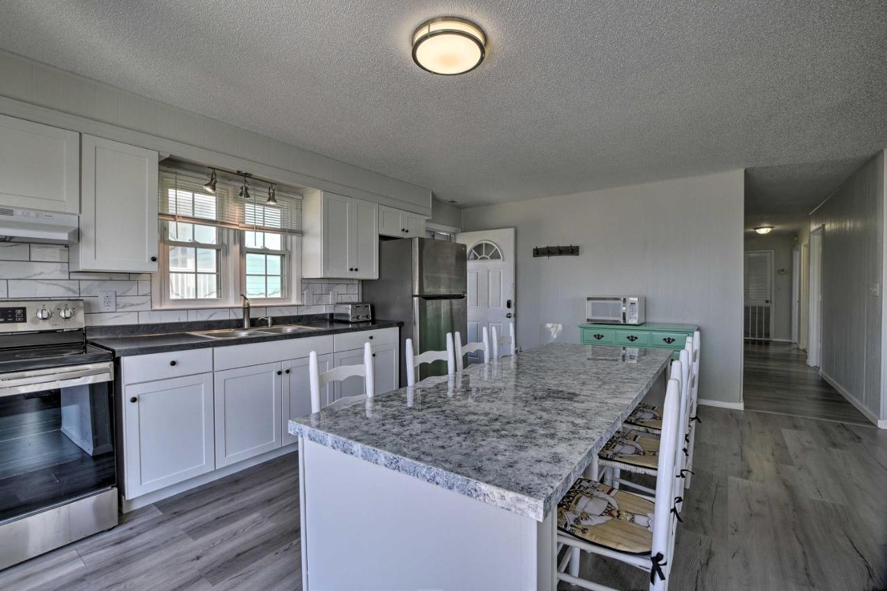 Oak Island Beach Abode With Deck Walk To Shore! Exterior foto